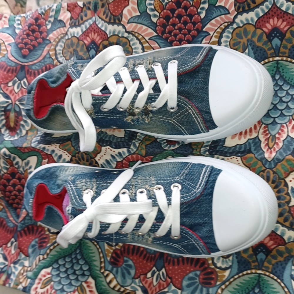 Women's 9 Casual Tennies
